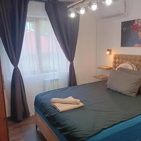 Double Next To Nbu And Merto Station, Free Parking 아파트 *