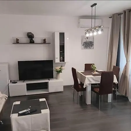 Escape 2 Bed Flat -nbu And Merto Station, Free Parking