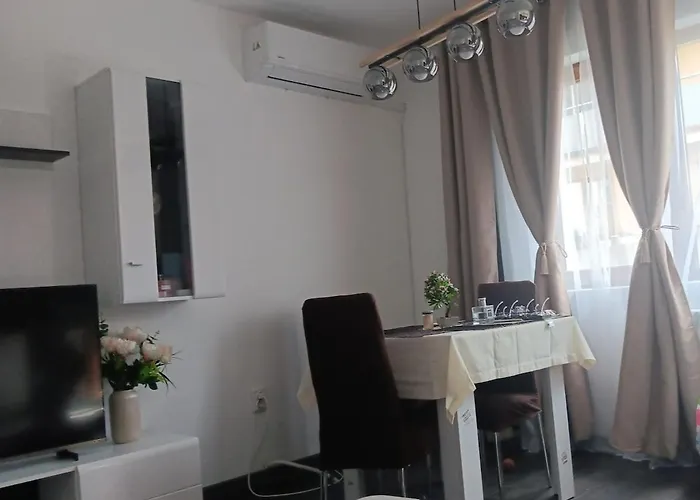 Double Next To Nbu And Merto Station, Free Parking アパート